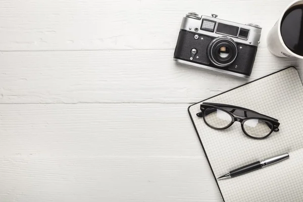 Vintage fotoğraf makinesi, günlük ve kahve — Stok fotoğraf