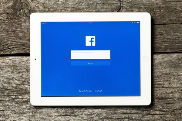 Facebook на Apple ipad. — стокове фото