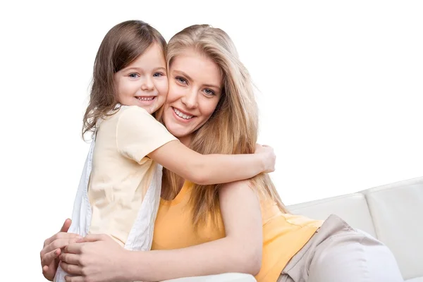 Madre e hija abrazando —  Fotos de Stock