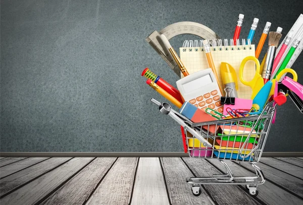 Iskolai ellátás a bevásárlókosár — Stock Fotó
