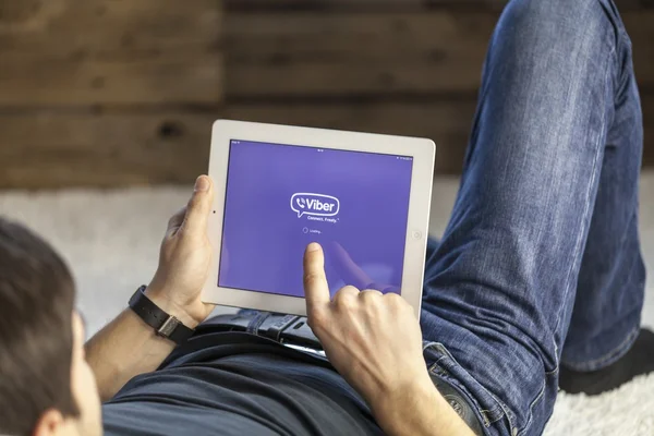 Man met viber op tablet pc — Stockfoto