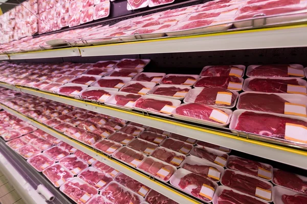 Carne crua de bovino no supermercado — Fotografia de Stock