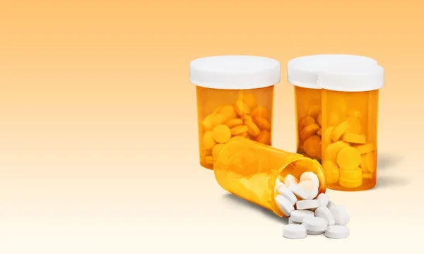 Лікарські таблетки в пляшках таблеток — стокове фото