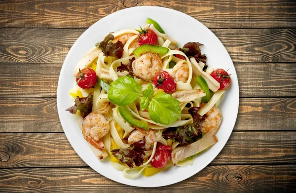 Spaghetti with shrimps and  tomatoes — Stock Photo, Image