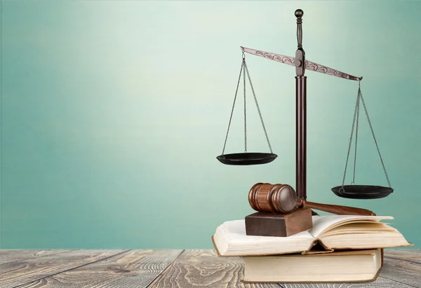 Judges gavel and  scales justice — Stock Photo, Image