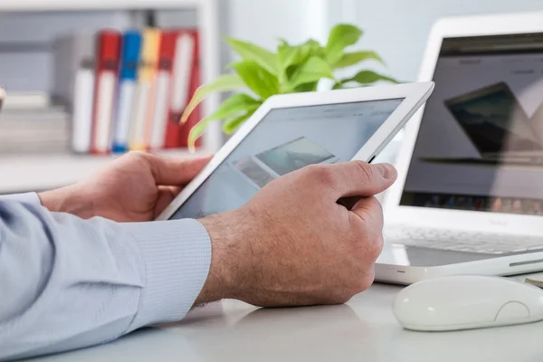 Mãos masculinas e laptop — Fotografia de Stock