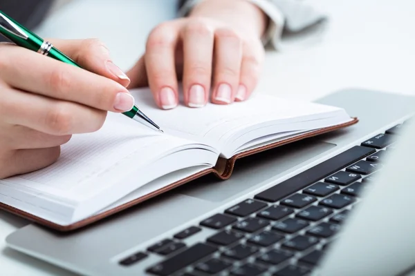 Vrouw met Laptop en papierwerk — Stockfoto