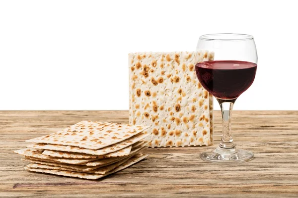 Wijn en matzoh over houten tafel — Stockfoto