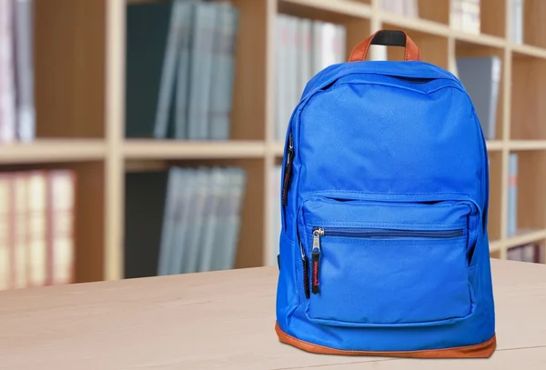 Голубая школьная сумка — стоковое фото