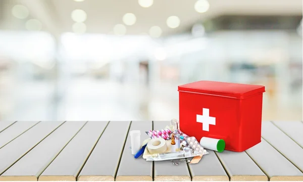 Första hjälpen kit med medicinska förnödenheter — Stockfoto