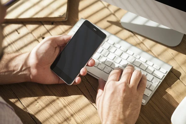 Muž používající chytrý telefon — Stock fotografie