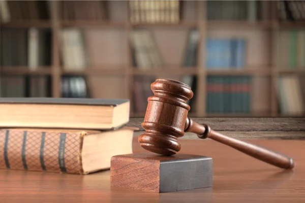 Wooden gavel  and books on background — Stock Photo, Image