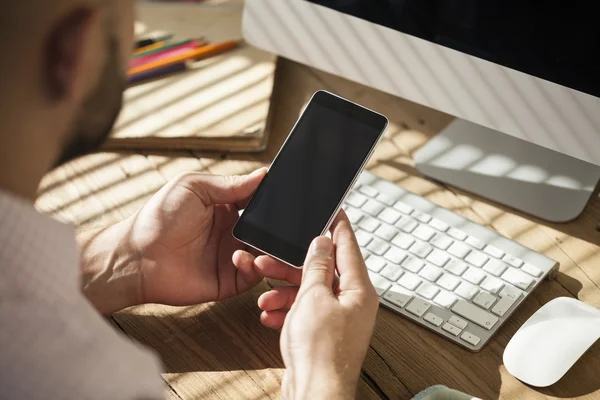 Jonge zakenman werkt op zijn computer — Stockfoto