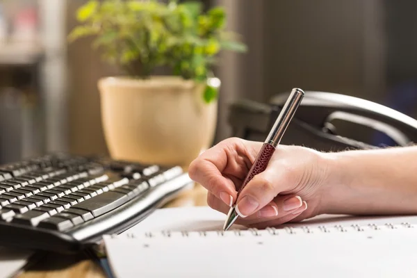 Informe femenino de escritura manual — Foto de Stock