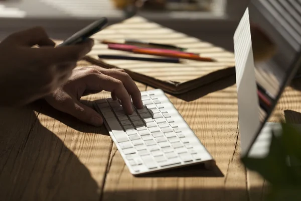 Man met smartphone — Stockfoto