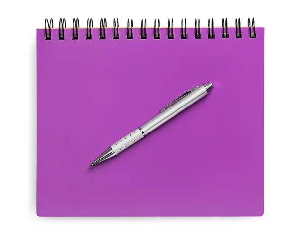 Cuaderno y pluma en blanco — Foto de Stock