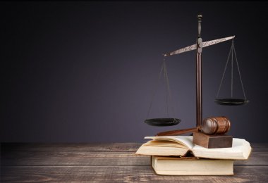 Yargıçlar tokmak ve adalet ölçekler