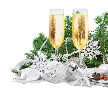 Noel süslemeleri ile şampanya bardağı