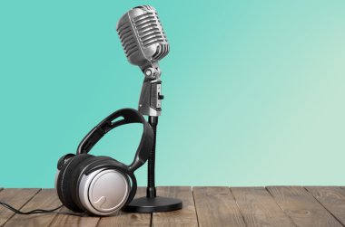 Retro tarzı mikrofon ve kulaklıklar 