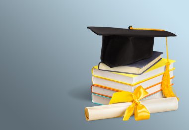 Mezuniyet kolej kitap yığını üzerinde