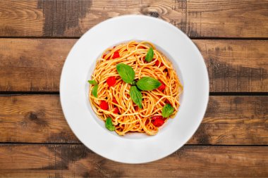 Spagetti makarna domates ile