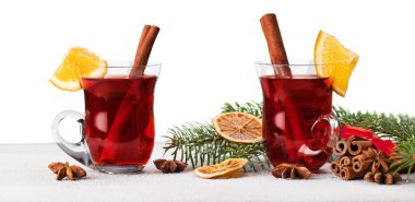 Bardaklarda mulled şarap