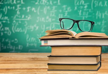  Tablo arka plan üzerinde kitaplar