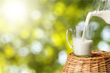 bardak süt ve kavanoz