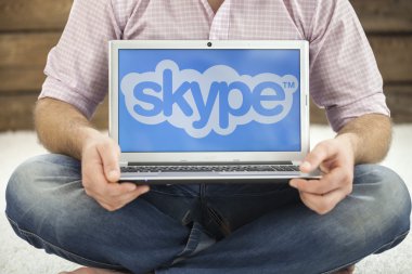 bilgisayar ekranında Skype marka logosu.