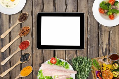 mutfak tablet ile yemek pişirmek için tabloda