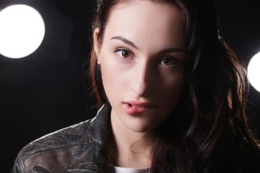 güzel bir genç kadın portresi