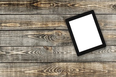 Tablet bilgisayarı ahşap masada.