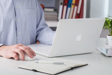 Erkek el üstünde laptop yazma