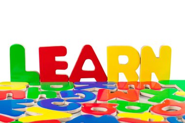 Kelime plastik harflerle öğrenilir.