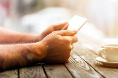 Akıllı telefon kullanan adam.