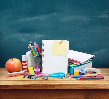 Arka plan üzerinde okul malzemeleri