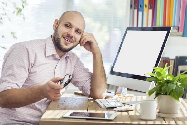 Jovem empresário trabalha em seu computador — Fotografia de Stock