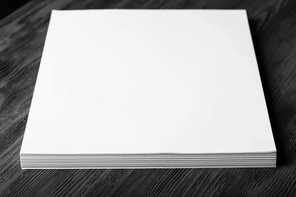 Pilha de papéis brancos vazios — Fotografia de Stock