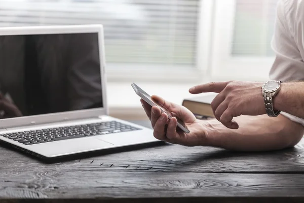 Hombre usando el teléfono inteligente — Foto de Stock