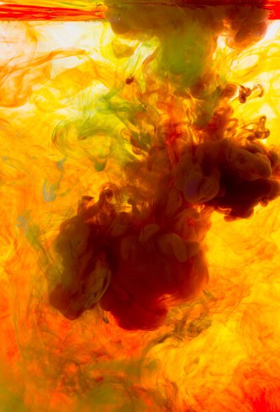 Желтый и красный акриловый цвет в воде
