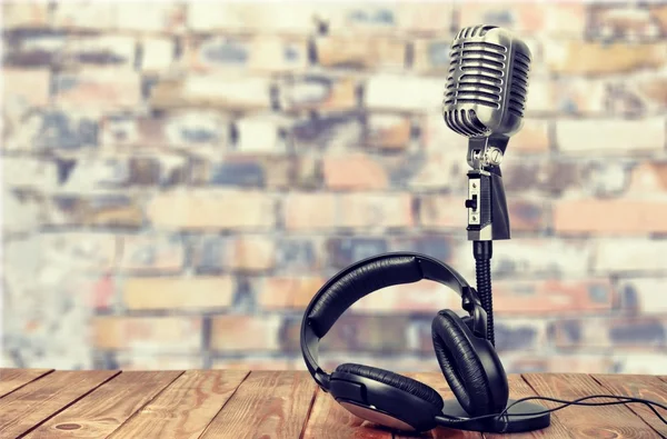 Микрофон и наушники в стиле ретро — стоковое фото