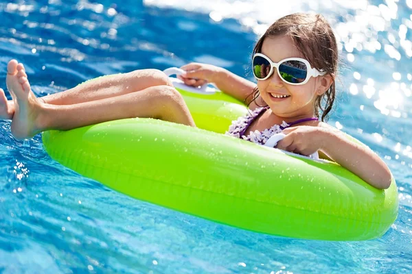 Küçük kız havuzda sunning — Stok fotoğraf
