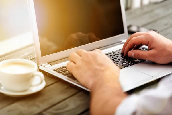 Geschäftsmann arbeitet am Laptop — Stockfoto