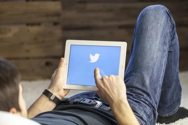 Homem com twitter no tablet pc — Fotografia de Stock