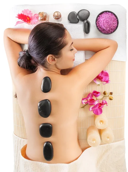 Kobieta otrzymująca masaż gorącymi kamieniami — Zdjęcie stockowe