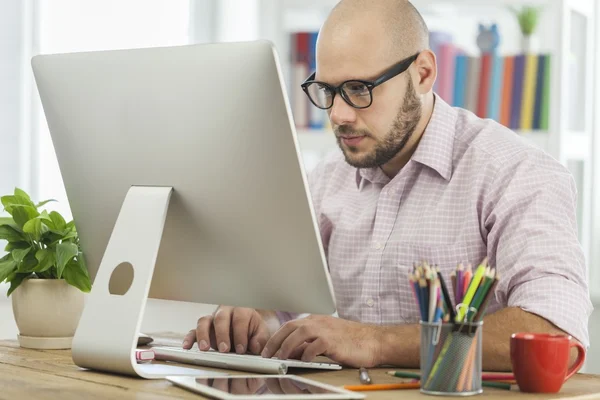 Homem de negócios trabalhando no laptop — Fotografia de Stock