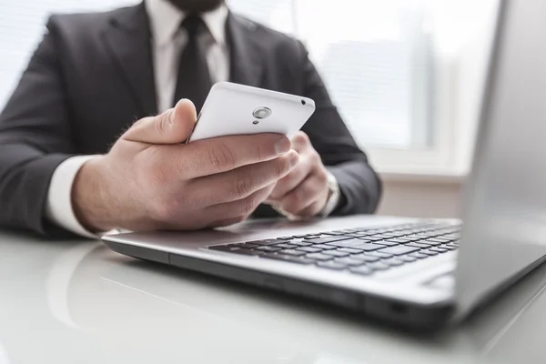 Man met smartphone — Stockfoto