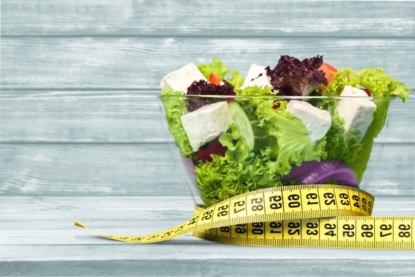 Frisse groene salade en meetlint — Stockfoto