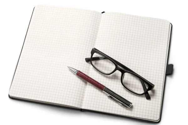 Megnyitott tankönyv, toll és szemüveg — Stock Fotó