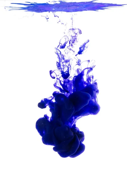 Color acrílico azul en agua — Foto de Stock